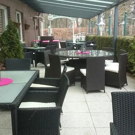 Zum Dorfkrug Hotel *
